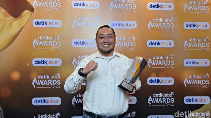 Sekdiskominfo Kabupaten Bandung Perdana Firmansyah saat menerima penghargaan detikJabar Awards 2024