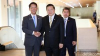 Sekretaris Jenderal ASEAN Kao Kim Hourn bersalaman dengan Chairman of FJCCIA/President of JACTIM (Kamar Dagang dan Industri Jepang) Sawamura Takero sesaat sebelum dialog.