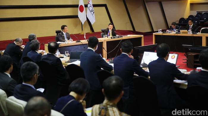 Sekjen ASEAN Gelar Dialog dengan Kadin Jepang Sekretaris Jenderal ASEAN Kao Kim Hourn bersalaman dengan Sawamura Takero, Chairman of FJCCIA/President of JACTIM (Kamar Dagang dan Industri Jepang) sesaat sebelum dialog di Gedung Sekretariat ASEAN, Jakarta, Rabu (17/7/2024).