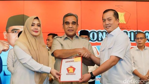 Sekjen Partai Gerindra, Ahmad Muzani, menyerahkan rekomendasi Pilgub NTB kepada Iqbal-Dinda di Pullman Hotel Mandalika, Lombok Tengah, Rabu (17/7/2024). (Lalu Helmy Akbar/detikBali)