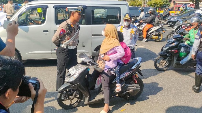 Wanita Pengendara Motor Tanpa Helm Melanggar Aturan dalam Operasi Patuh di Jakarta Barat