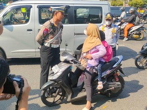 Ibu-ibu Tak Berhelm Kena Ops Patuh di Jakbar: Kalau Tahu Saya Pakai