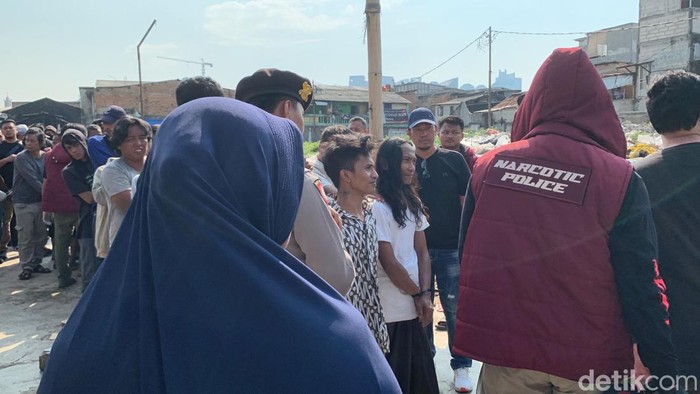 Tangis Pilu Istri yang Hamil Tua saat Saksikan Penangkapan Suami oleh Aparat Berwajib di Kampung Boncos