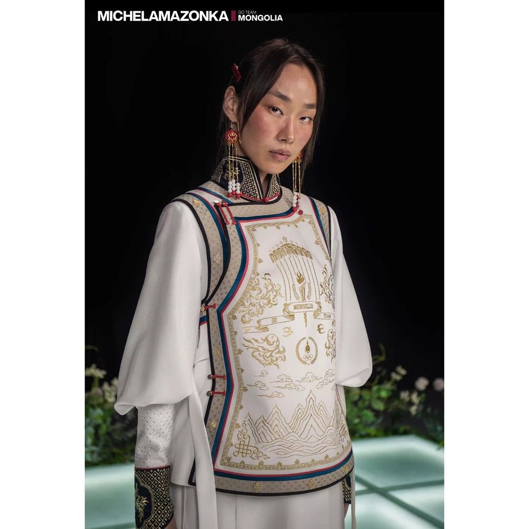 Seragam tim Mongolia untuk Upacara Pembukaan Olimpiade Paris 2024 rancangan Brand Michel & Amazonka menarik perhatian. (Instagram @michelamazonka)