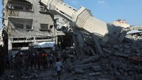 Israel menyerang Nuseirat di Gaza Tengah pada Rabu (17/7/2024), menghancurkan sebuah masjid dan alun-alun perumahan di sekitarnya. Kementerian Kesehatan Palestina mengatakan puluhan orang terluka akibat serangan itu.