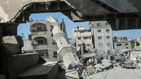 Pasukan Israel menggempur daerah-daerah di Jalur Gaza tengah pada hari Rabu, menewaskan sedikitnya sembilan warga Palestina, menurut para pejabat kesehatan, sementara tank-tank Israel melakukan serangan terbatas lebih jauh ke Rafah di selatan.
