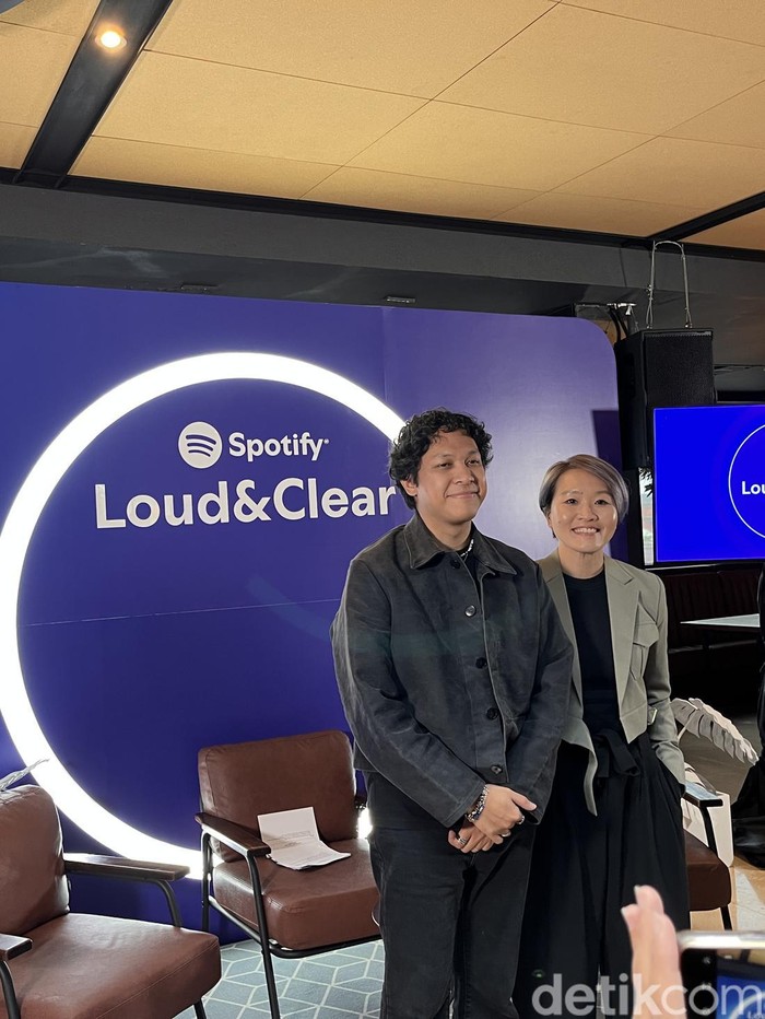 Spotify Baskara Putra/Hindia (kiri) dan Kossy Ng Head of Music at Spotify Asia (kanan) dalam media briefing Loud & Clear di kawasan Wolter Monginsidi, Jakarta Selatan, pada Rabu (17/7/2024).