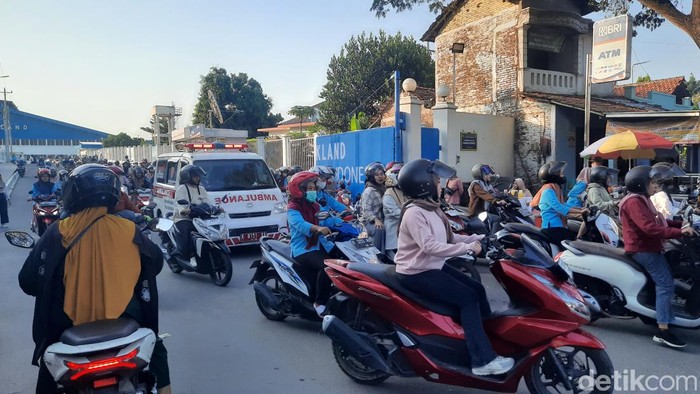 Suasana saat ambulans keluar masuk di pabrik garmen di jalan Kudus Pati, Selasa (16/7/2024).