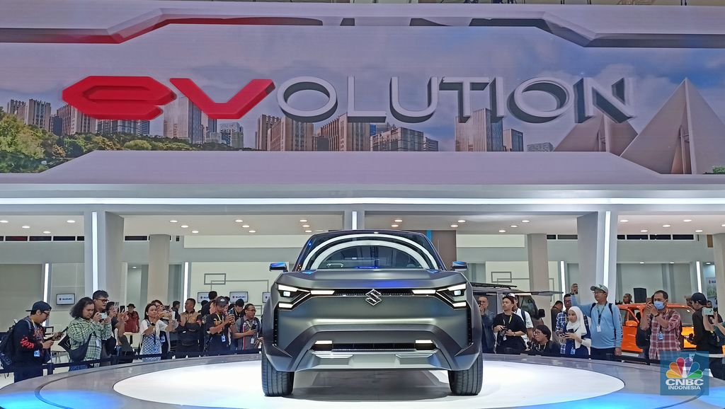 Suzuki Indonesia membawa mobil listrik konsep eVX ke ajang GIIAS 2024, Rabu (17/7/2024). Hadirnya mobil konsep ini di GIIAS 2024 sekaligus menjadi penampilan perdananya di Asia Tenggara sebagai strategi Suzuki global. (CNBC Indonesia/Ferry Sandi)