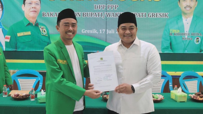 Syahrul Munir menerima surat tugas dari PPP untuk maju Pilbup Gresik 2024.