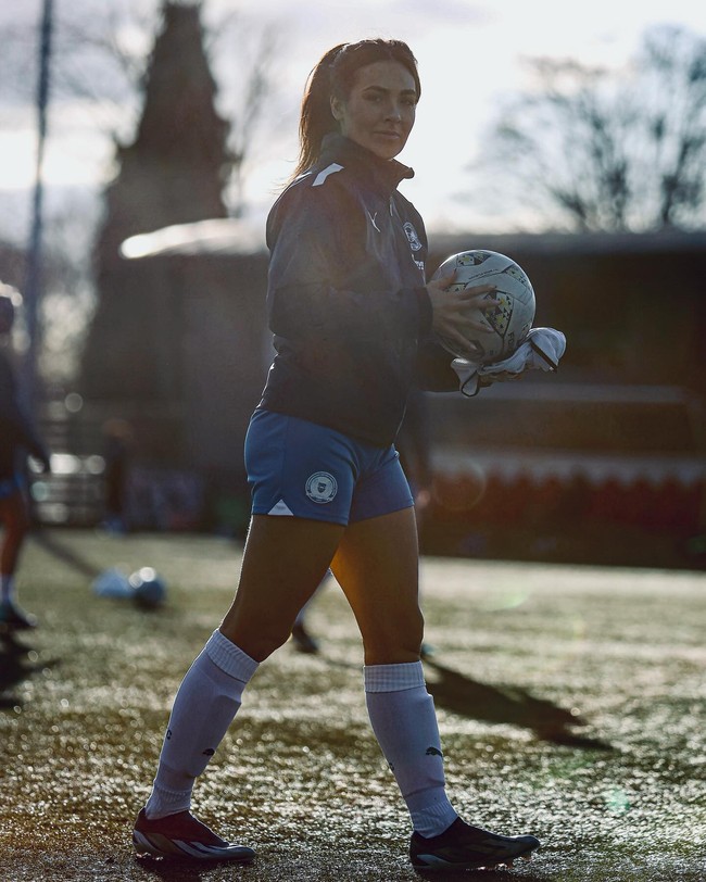 Nama Tara Mae Kirk mulai jadi sorotan pada 2023. Wanita yang bermain semi-pro untuk Peterborough United itu menoreh perhatian setelah sukses menciptakan gol. Foto: Instagram @taramaekirk