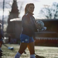 Nama Tara Mae Kirk mulai jadi sorotan pada 2023. Wanita yang bermain semi-pro untuk Peterborough United itu menoreh perhatian setelah sukses menciptakan gol. Foto: Instagram @taramaekirk