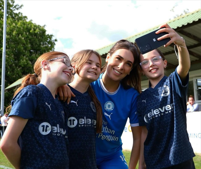 Di usia 16 tahun, Tara sempat mendapat panggilan internasional dari Irlandia. Sejak 2022, wanita itu baru tergabung dengan Peterborough United. Tara pun berhasil menjadi pencetak gol terbanyak di tahun pertamanya selama Liga Nasional Wanita FA. Foto: Instagram @taramaekirk
