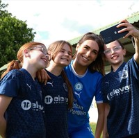 Di usia 16 tahun, Tara sempat mendapat panggilan internasional dari Irlandia. Sejak 2022, wanita itu baru tergabung dengan Peterborough United. Tara pun berhasil menjadi pencetak gol terbanyak di tahun pertamanya selama Liga Nasional Wanita FA. Foto: Instagram @taramaekirk