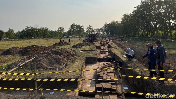 Temuan Pagar Kuno Ungkap Luas Candi Bhre Kahuripan di Mojokerto