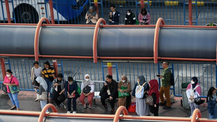 Bus melintas di kawasan Terminal Blok M di Jakarta, Selasa (16/7/2024). PT MRT Jakarta berencana merevitalisasi Terminal Blok M yang nantinya akan terintegrasi dengan Stasiun MRT Blok M dengan konsep Transit Oriented Development (TOD). ANTARA FOTO/Hafidz Mubarak A/Spt.