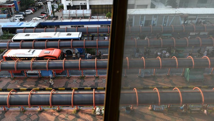 Bus melintas di kawasan Terminal Blok M di Jakarta, Selasa (16/7/2024). PT MRT Jakarta berencana merevitalisasi Terminal Blok M yang nantinya akan terintegrasi dengan Stasiun MRT Blok M dengan konsep Transit Oriented Development (TOD). ANTARA FOTO/Hafidz Mubarak A/Spt.