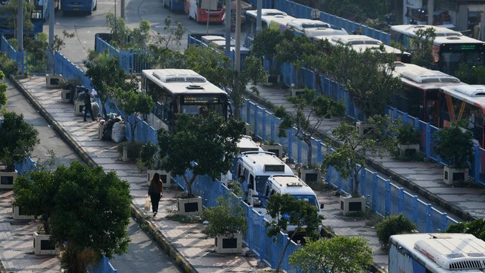 Terminal Blok M Mau Direvitalisasi Nyambung MRT Bus melintas di kawasan Terminal Blok M di Jakarta, Selasa (16/7/2024). PT MRT Jakarta berencana merevitalisasi Terminal Blok M yang nantinya akan terintegrasi dengan Stasiun MRT Blok M dengan konsep Transit Oriented Development (TOD). ANTARA FOTO/Hafidz Mubarak A/Spt.