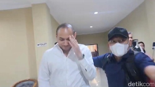 Tiko Aryawardhana usai diperiksa di Polres Jaksel