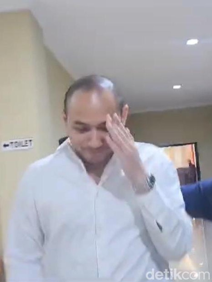 Tiko Aryawardhana usai diperiksa di Polres Jaksel