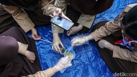Setelah membuat kelompok, para siswa kemudian melakukan proses pengolahan sabun batangan.