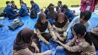 Praktik pembuatan sabun diikuti puluhan siswa dari tiga Sekolah Menengah Pertama (SMP) di Jakarta.