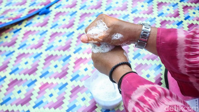 Puluhan siswa dari tiga SMP di Jakarta mengikuti praktik daur ulang di Taman Menteng. Mereka membuat sabun cuci batangan dalam praktik daur ulang tersebut.