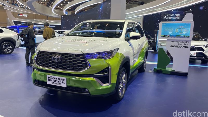 Toyota Innova Zenix yang bisa konsumsi bioethanol pada ajang GIIAS 2024