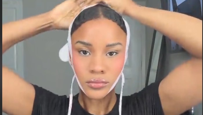 Tren pakai chin strap untuk wajah lebih tirus.