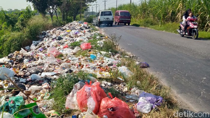 Tumpukan sampah liar di tepi jalan Desa Troketon, Kecamatan Pedan, Klaten.