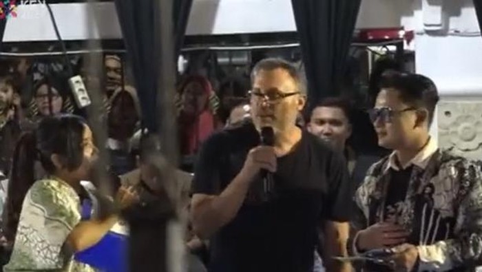 Turis Amerika yang terpukau Festival Ronthek Pacitan