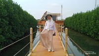 Swafoto maupun selfie di jogging track di Taman Mangrove Ketapang Tangerang.