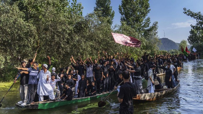 Umat muslim syiah di Irak merayakan peringatan Asyura besar-besaran pada 10 Muharram. Perayaan ini di ramaikan di danau Dal, Kashmir, India di atas perahu kayu.