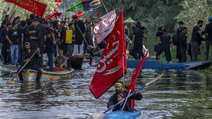 Umat Muslim India Merayakan Muharram di Atas Perahu Kayu Umat muslim syiah di Irak merayakan peringatan Asyura besar-besaran pada 10 Muharram. Perayaan ini di ramaikan di danau Dal, Kashmir, India di atas perahu kayu.