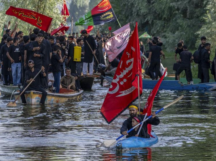 Umat Muslim India Merayakan Muharram di Atas Perahu Kayu