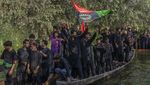 Umat Muslim India Merayakan Muharram di Atas Perahu Kayu