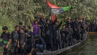 Kaum syiah Kashmir memperingati bulan Muharram di atas perahu kayu di danau Dal, Srinagar, Kashmir, India, Selasa (16/7/2024). Kebanyakan dari mereka mengenakan pakaian serba hitam.