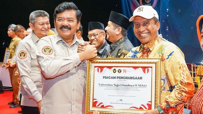 Unesa terima penghargaan Kampus Kebangsaan dari BNPT