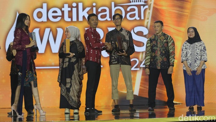 Ustadz Dadi menerima penghargaan di detikJabar Awards 2024