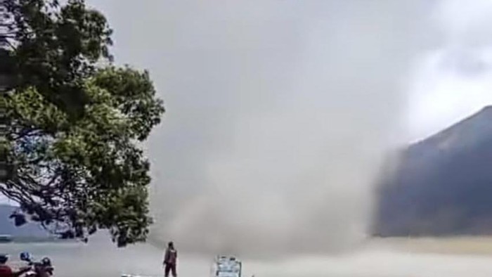 Video menunjukkan pusaran angin di lautan pasir Bromo viral di media sosial (Foto: Tangkapan layar video TikTok @ladubromo)