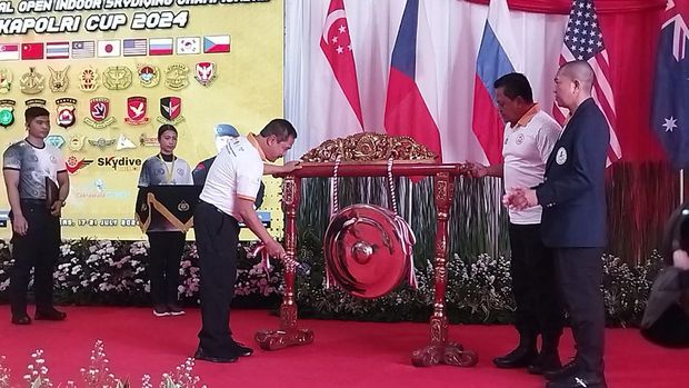Wakapolri Komjen Agus Andrianto membuka kejuaraan International Open Indoor Skydiving Kapolri Cup 2024