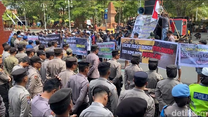 warga pule trenggalek demo jalan rusak
