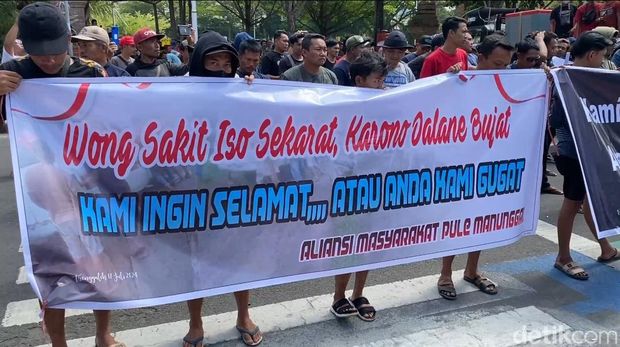 warga pule trenggalek demo jalan rusak