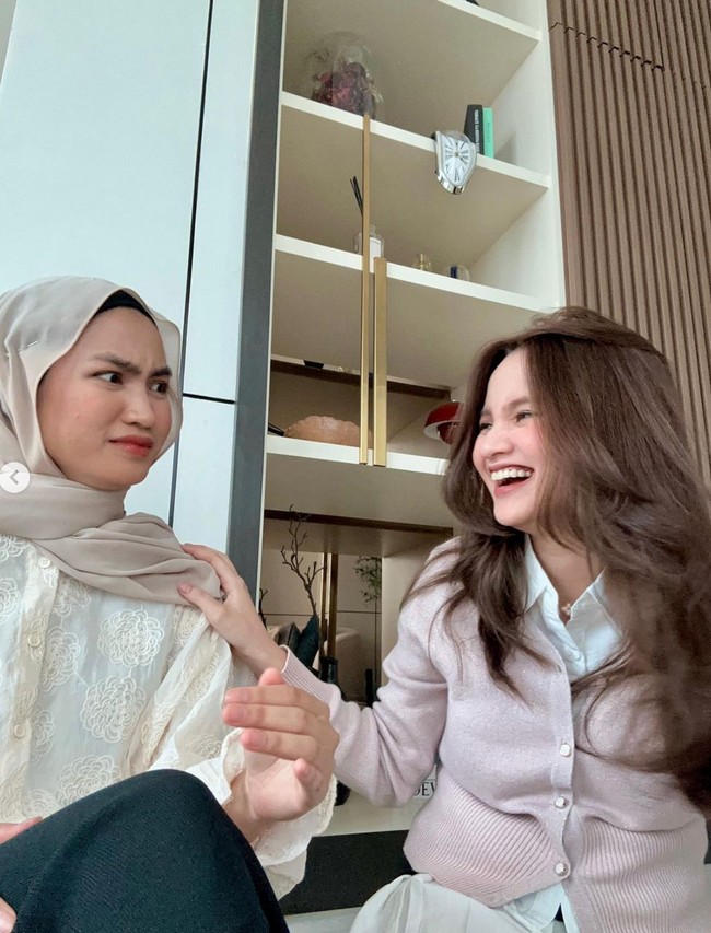Rupanya Xaviera merupakan adik kandung dari Sabrina Anggraini, istri Belva Devara. Melalui akun Instagram pribadinya Xaviera membagikan potret kekompakannya bersama sang kakak. maaf bajunya aku pinjem dulu y, nih kakak aku @sabrinaanggraini. Mirip ga? tulis keterangan unggahannya itu. Foto: Instagram/@xavieraaputri
