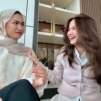 Rupanya Xaviera merupakan adik kandung dari Sabrina Anggraini, istri Belva Devara. Melalui akun Instagram pribadinya Xaviera membagikan potret kekompakannya bersama sang kakak. maaf bajunya aku pinjem dulu y, nih kakak aku @sabrinaanggraini. Mirip ga? tulis keterangan unggahannya itu. Foto: Instagram/@xavieraaputri