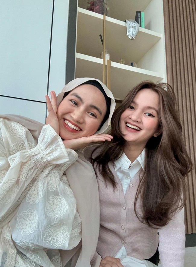 Seperti sang kakak, Xaviera juga memiliki kanal YouTube pribadinya dan cukup aktif di sana. Xaviera dan Sabrina pun sempat membuat konten bersama yang membahas berbagai hal, seperti, pengalaman keduanya mendapat beasiswa hingga obrolan ringan. Foto: Instagram/@xavieraaputri