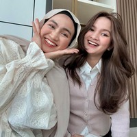 Seperti sang kakak, Xaviera juga memiliki kanal YouTube pribadinya dan cukup aktif di sana. Xaviera dan Sabrina pun sempat membuat konten bersama yang membahas berbagai hal, seperti, pengalaman keduanya mendapat beasiswa hingga obrolan ringan. Foto: Instagram/@xavieraaputri