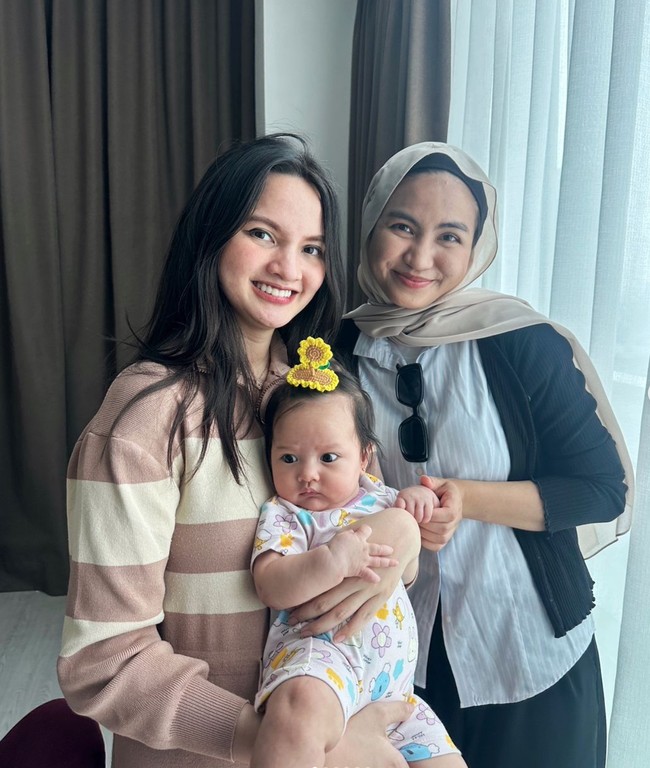 Dengan hadirnya putri kecil Sabrina dan Belva, Launa, Xaviera resmi menjadi seorang tante. Berpose bersama Launa, pasangan kakak beradik itu terlihat akur dan dekat. Foto: Instagram/@xavieraaputri