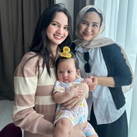 Dengan hadirnya putri kecil Sabrina dan Belva, Launa, Xaviera resmi menjadi seorang tante. Berpose bersama Launa, pasangan kakak beradik itu terlihat akur dan dekat. Foto: Instagram/@xavieraaputri