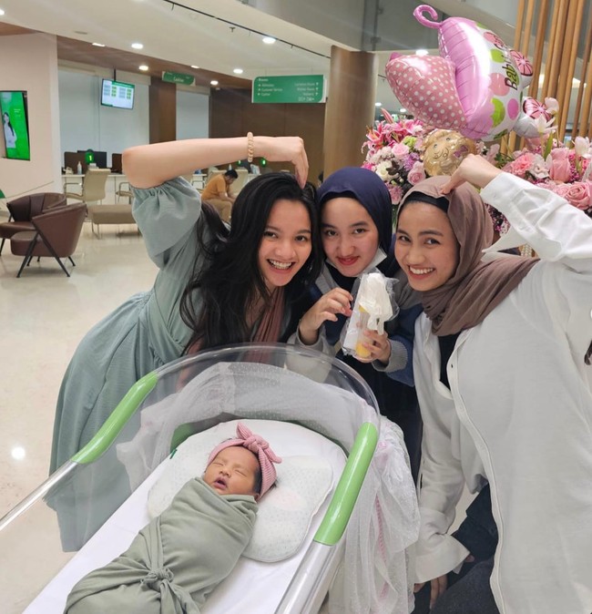 Selain Sabrina, Xaviera juga memiliki kakak bernama Bila Donut. Xaviera menyebut persaudaaraan ketiganya dengan sebutan nugget sisters. Foto: Instagram/@xavieraaputri